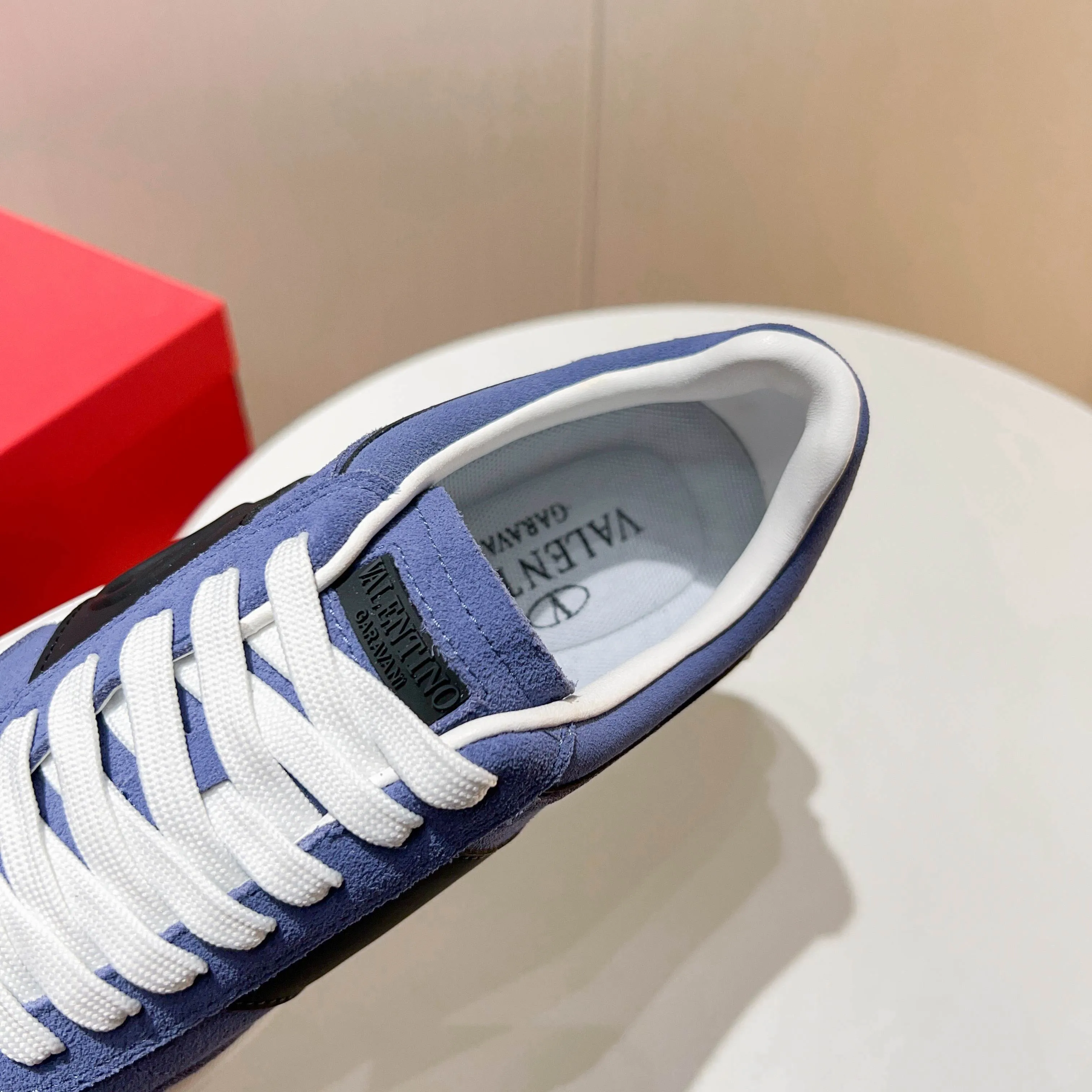 Ex-factory price: 520💰𝙑𝙖𝙡𝙚𝙣𝙩𝙞𝙣𝙤/Valentino𝙑𝙏 The latest official website main model in early autumn Classic continuation💯Making goods all year round🎁Wannian classic series sports and casual shoes💥, a must-have trendy item all year round🏆Many stars and Internet celebrities have performed it🔥 The original version is developed one to one, perfect last shape, VT iconic logo, logo printing on tongue and upper, original full set of packaging, full oil edge on the upper, T men's men's shoes💰u ultra-light combination outsole Comfortable on the feet, not squeezing the feet, fabric/first layer of cowhide. Lining/cow lining💕 Standard size: 38-44 (45 can be ordered)
